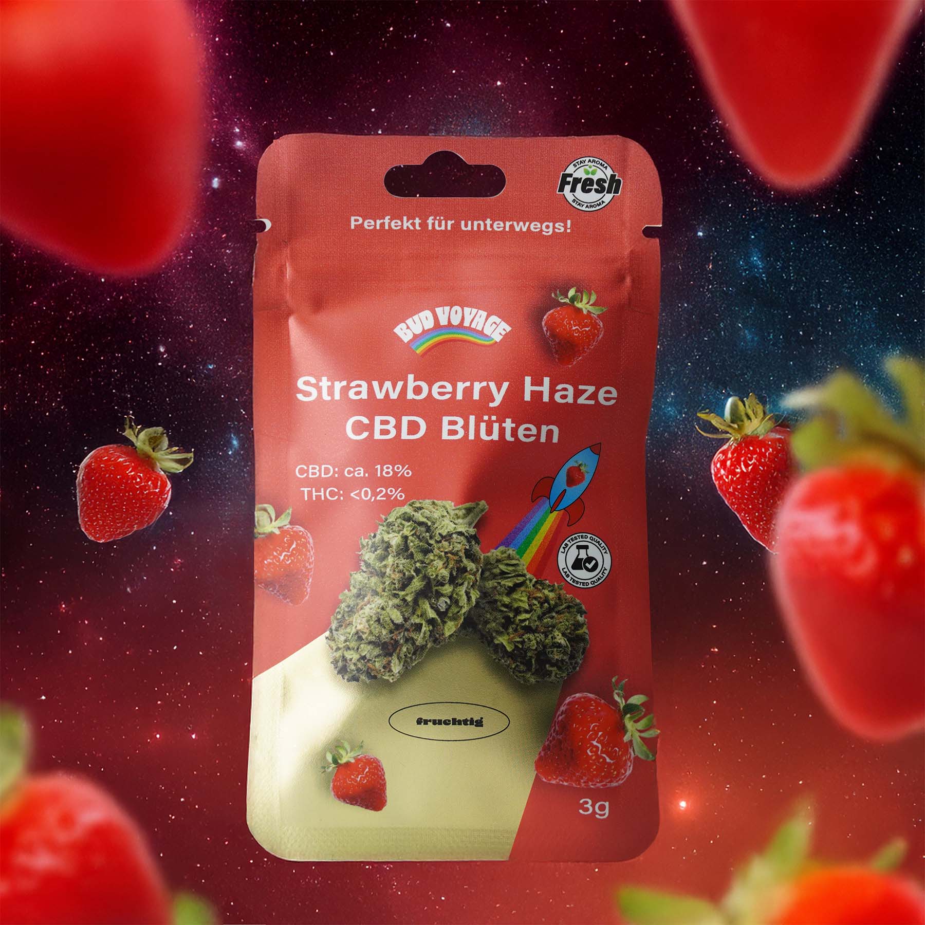 Bud Voyage Produktbild:  Eine Verpackung mit Strawberry Haze CBD Blüten vor einem Sternenhintergrund, umgeben von Erdbeeren und mit einem Raketen-Motiv und einem fruchtigen, goldenen Design.