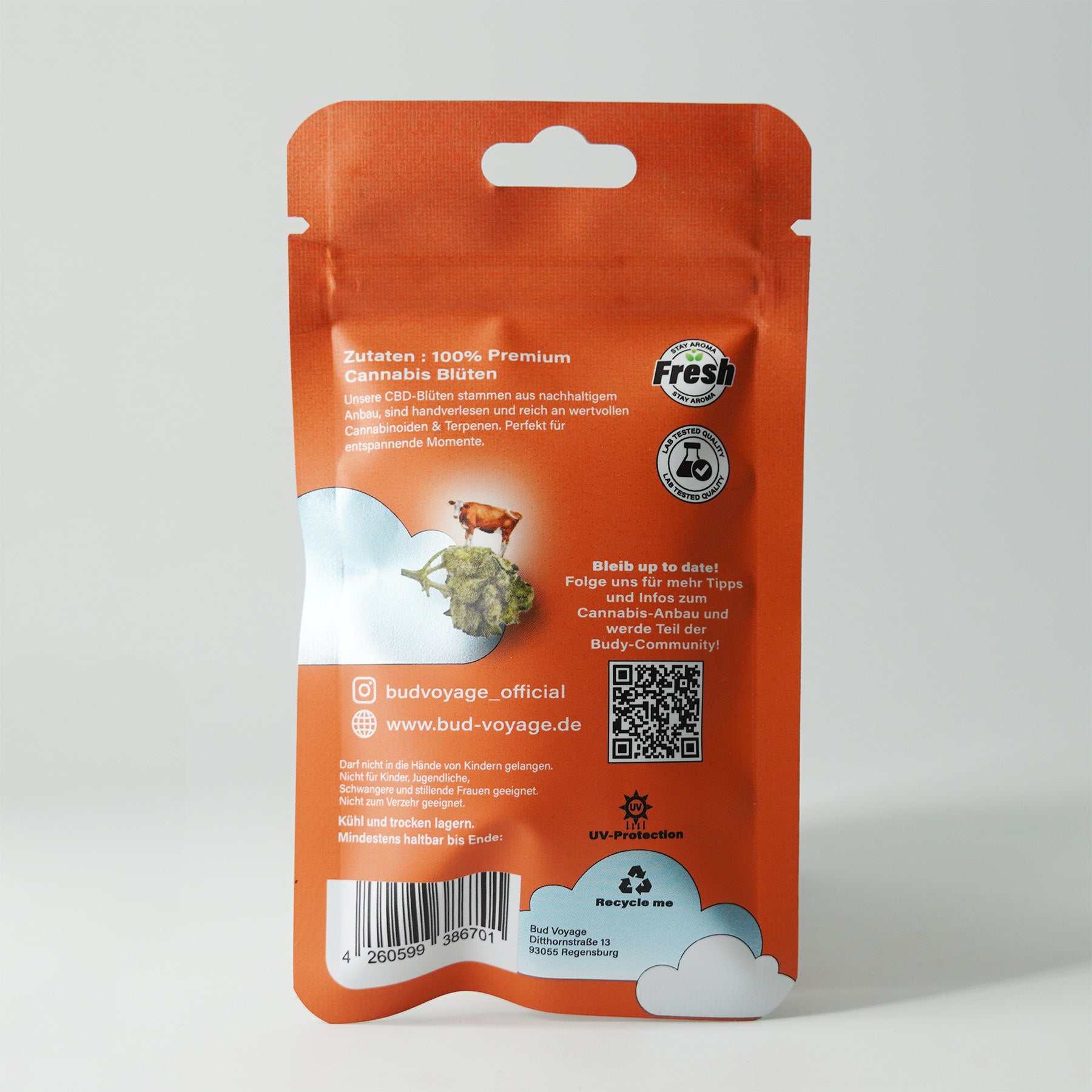 Bud Voyage Produktverpackung zeigt Premium-Cannabisblüten vor Kuh und Wolken, mit orangefarbenem Hintergrund, QR-Code und UV-Schutz-Symbol