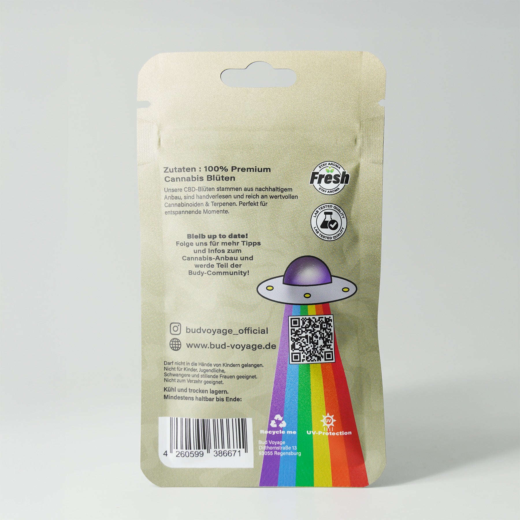 Bud Voyage Produktverpackung zeigt ein lilafarbenes UFO über einem Regenbogen mit QR-Code und  UV-Schutz-Symbol auf beigefarbenem Hintergrund