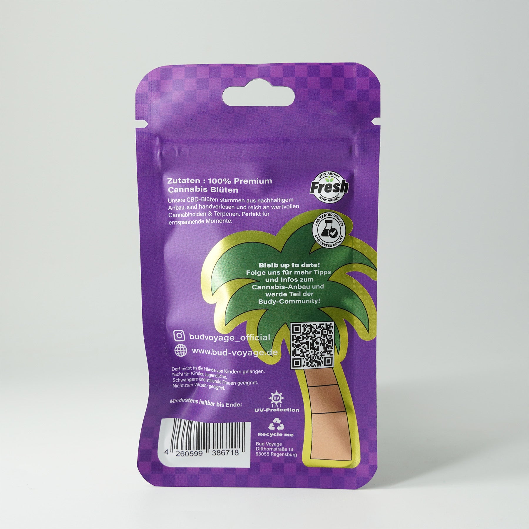 Produktverpackung von Bud Voyage:  100% Premium Cannabis Blüten in lila Verpackung mit Palmenmotiv, QR-Code und UV-Schutz,  wertiges Design und auffällige Farben