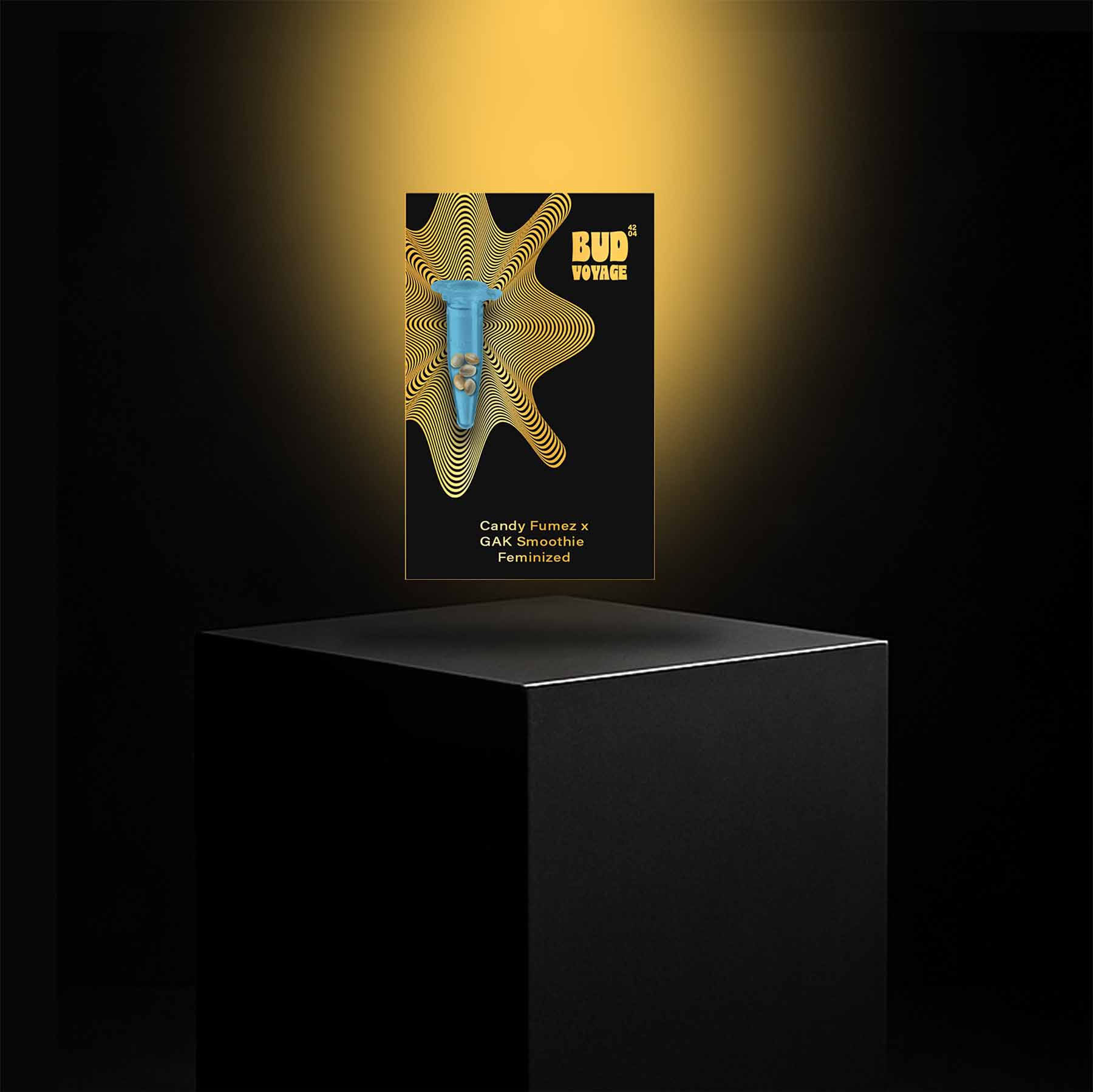 Digitale Kunst von Bud Voyage zeigt eine blaue Testtube mit Samen auf einem schwarzen Hintergrund mit goldenen Wellenlinien und dem Namen der feminisierten Cannabissorte Candy Fumez x GAK Smoothie