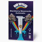 Bud Voyage Produktgrafik zeigt Blackberry Moonrocks Automatic Samen in einer Testtube vor einem Regenbogen und lilafarbenen Cannabisblüten
