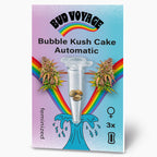 Bud Voyage Grafikdesign:  Bubble Kush Cake Automatic Samen in einer Testtube, umgeben von Regenbogen und Marihuanablüten mit leuchtenden Farben und einem blauen Wellenmuster.
