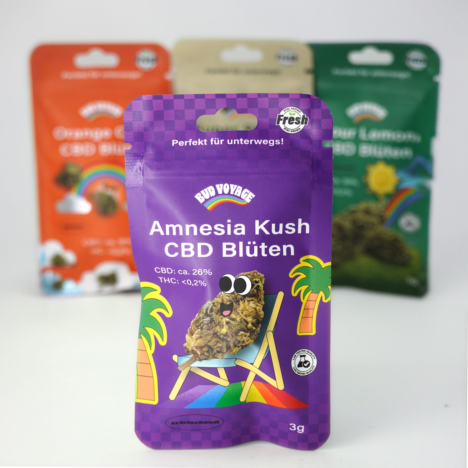 Bud Voyage Produktpackung, Amnesia Kush CBD Blüten, zeigt eine lächelnde Cannabisblüte auf einem Liegestuhl vor Palmen und einem Regenbogen, lila Verpackung mit Schachbrettmuster und Qualitätssiegel
