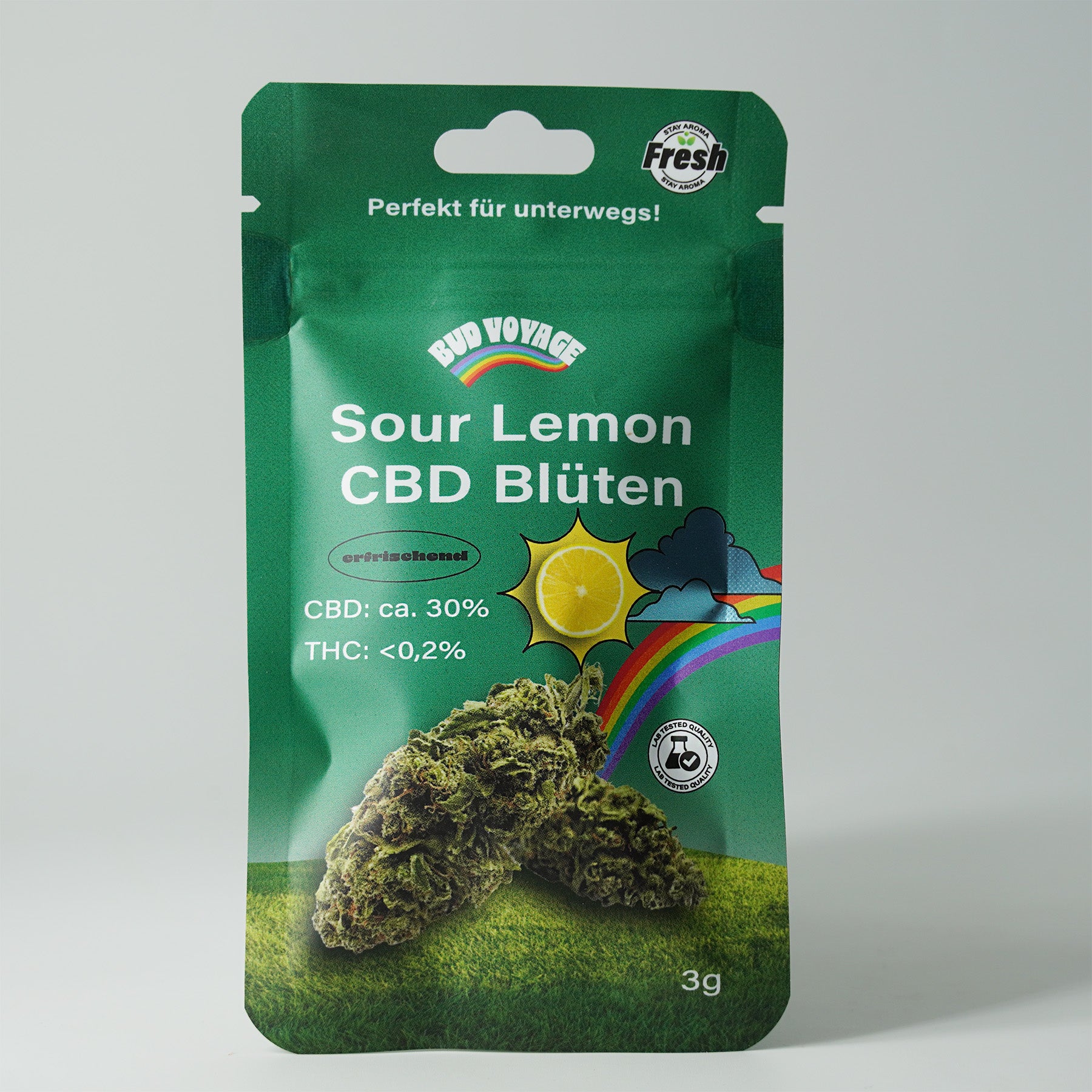 Bud Voyage Produktverpackung:  Bild einer 3g Packung Sour Lemon CBD Blüten mit einem Regenbogen, einer Zitrone und einem Qualitätssiegel auf grünem Hintergrund
