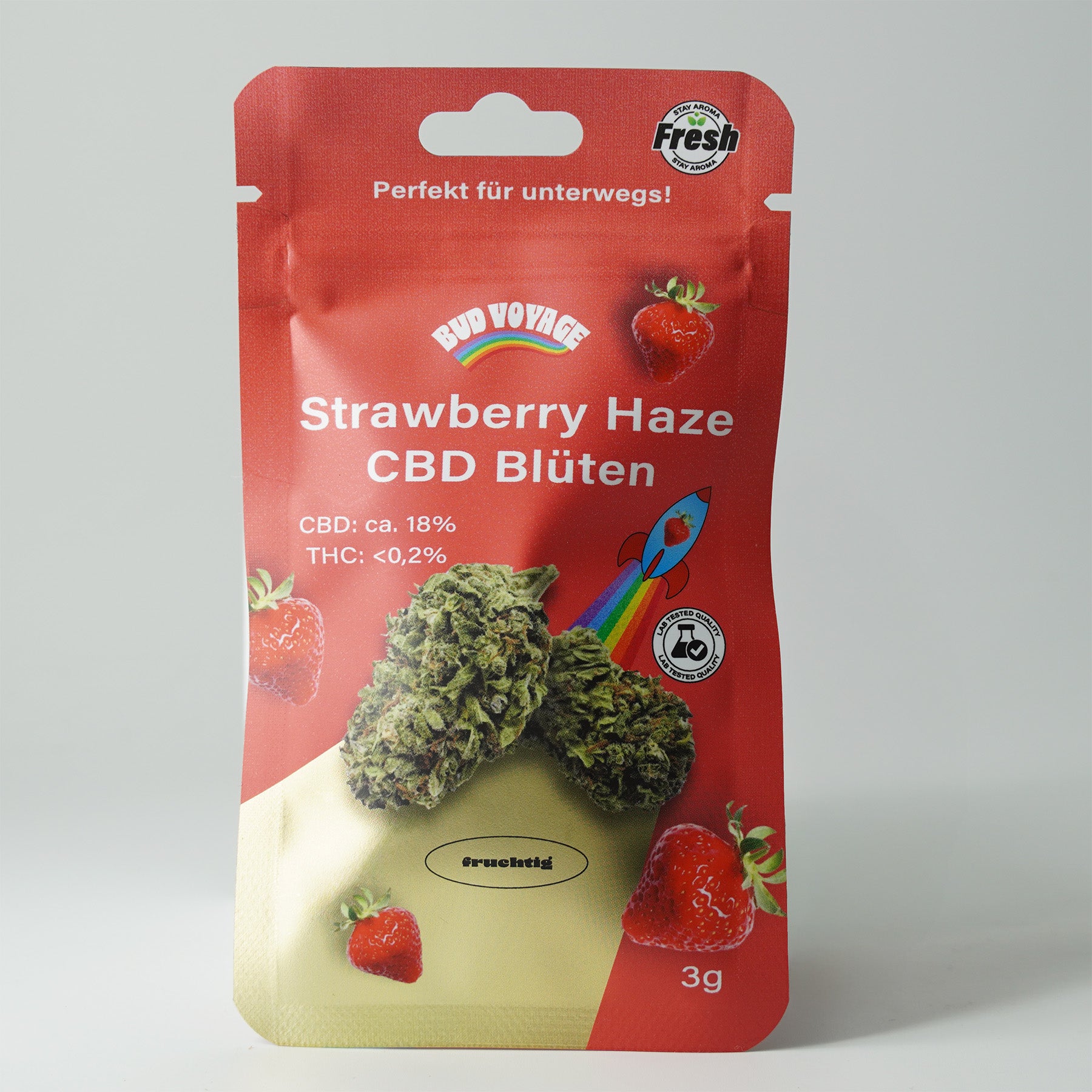 Bud Voyage Produktverpackung: Strawberry Haze CBD Blüten,  zeigt zwei  CBD Blüten und Erdbeeren auf rotem Hintergrund mit Regenbogen und Raketenmotiv fruchtig und 18% CBD
