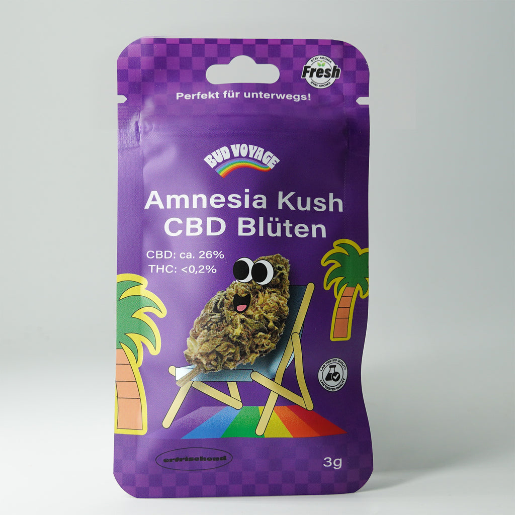 Bud Voyage Verpackung zeigt Amnesia Kush CBD Blüten auf einem Liegestuhl vor Palmen mit einem Regenbogen-Teppich und einem freundlichen Gesicht auf der Verpackung
