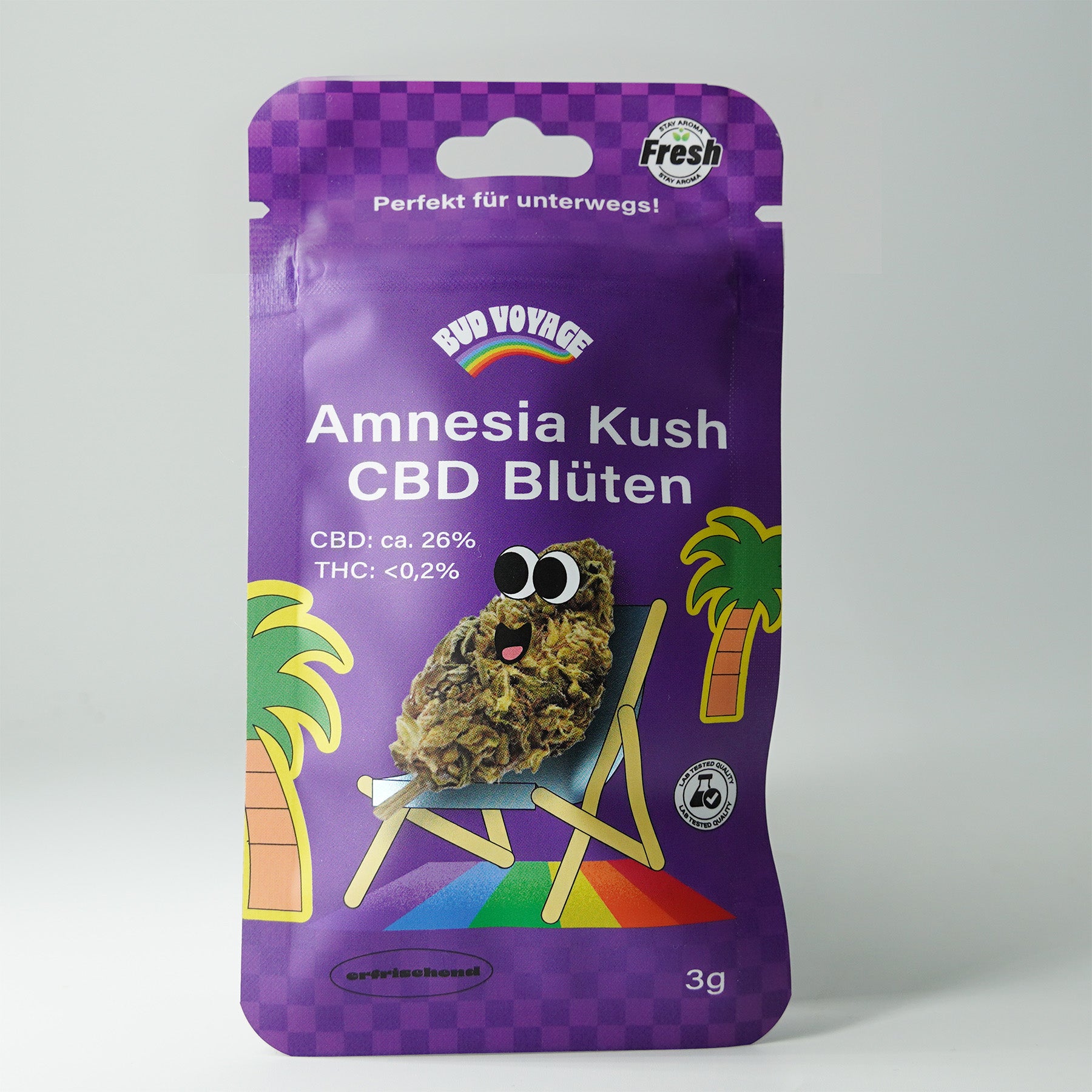 Bud Voyage Verpackung zeigt Amnesia Kush CBD Blüten auf einem Liegestuhl vor Palmen mit einem Regenbogen-Teppich und einem freundlichen Gesicht auf der Verpackung
