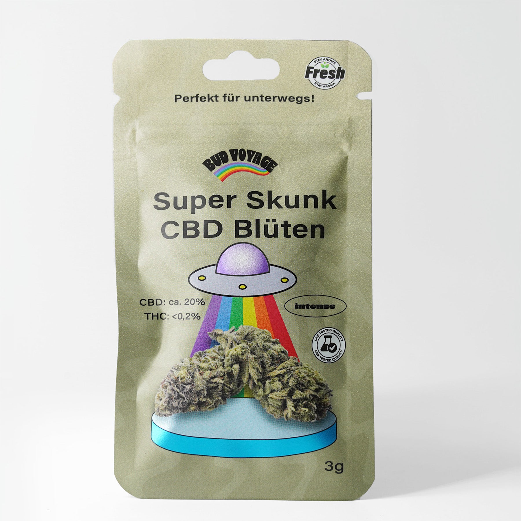 Bud Voyage Produktverpackung zeigt Super Skunk CBD Blüten mit einem UFO, Regenbogen und leuchtend türkisfarbenem Podest vor weißem Hintergrund

