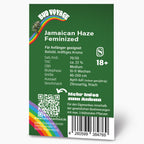 Grafikdesign von Bud Voyage zeigt Jamaican Haze feminisierte Hanfsamen mit einem Regenbogen, QR-Code und Barcode auf grünem Hintergrund.
