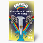 Bud Voyage Samensäckchen:  Moonshine Cookies Automatic Hanfsamen,  drei feminisierte Samen in einer Glasröhre, umgeben von Regenbogen und einer blauen Welle,  zeigt lilafarbene Blütenstände und braune Samen
