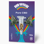 Bud Voyage Saatgutpackung:  Zeigt Hanfsamen in einer Reagenzglas, umgeben von zwei Marihuana Blüten und einem Regenbogen auf lila Hintergrund mit türkisfarbener Welle und  tropfenden Wasser
