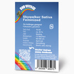 Bud Voyage Grafikdesign: Skywalker Sativa feminisierte Cannabis-Produktbeschreibung mit Regenbogen, QR-Code und detaillierten Anbauinformationen auf blauem Hintergrund
